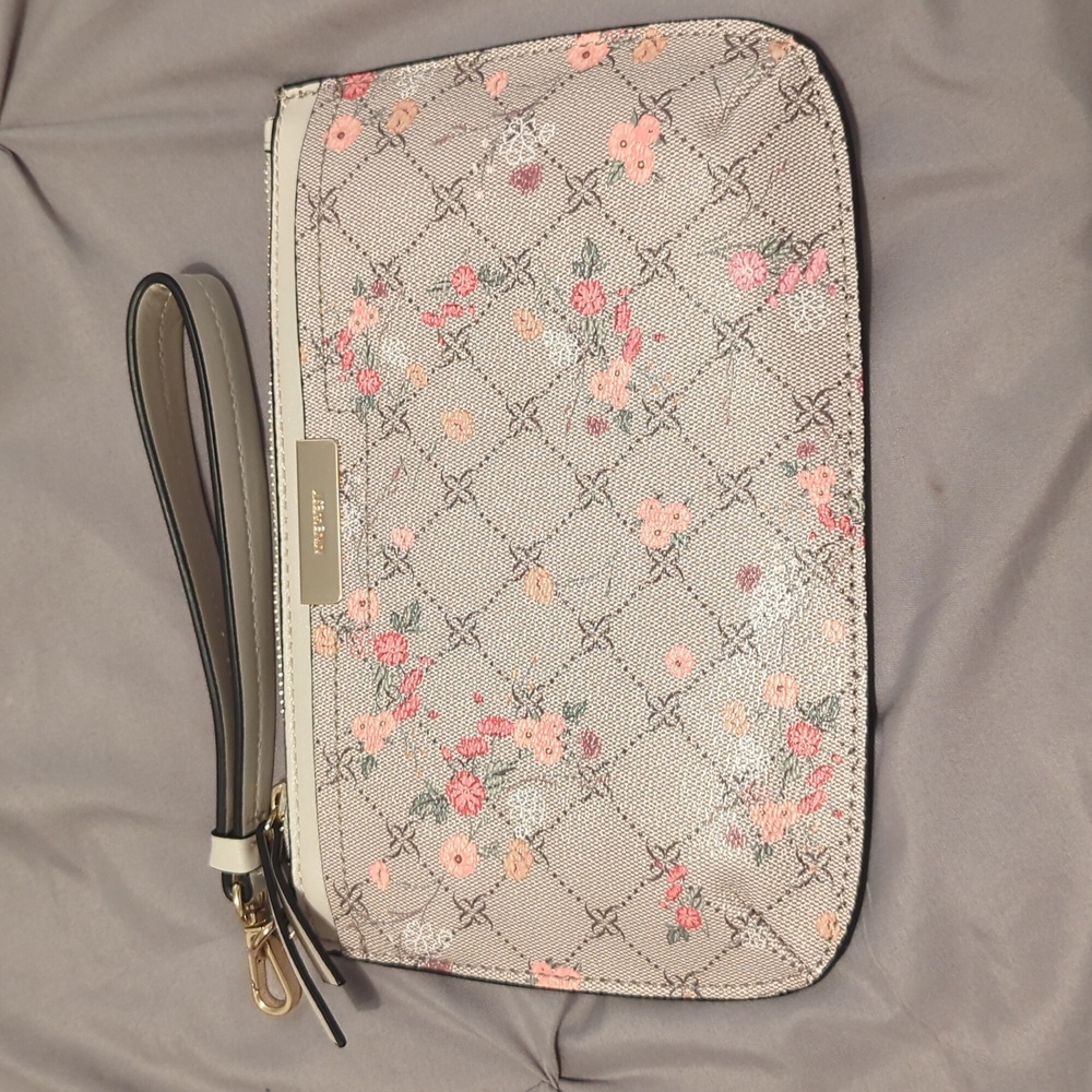 Nine West wristlet Pk4